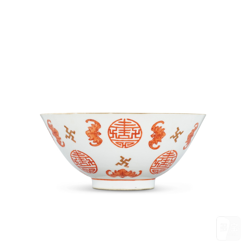 An iron-red and gilt-decorated 'bat and longevity' bowl, Mark and period of Tongzhi | 清同治 礬紅彩描金福壽紋盌 《大清同治年製》款 - 图1